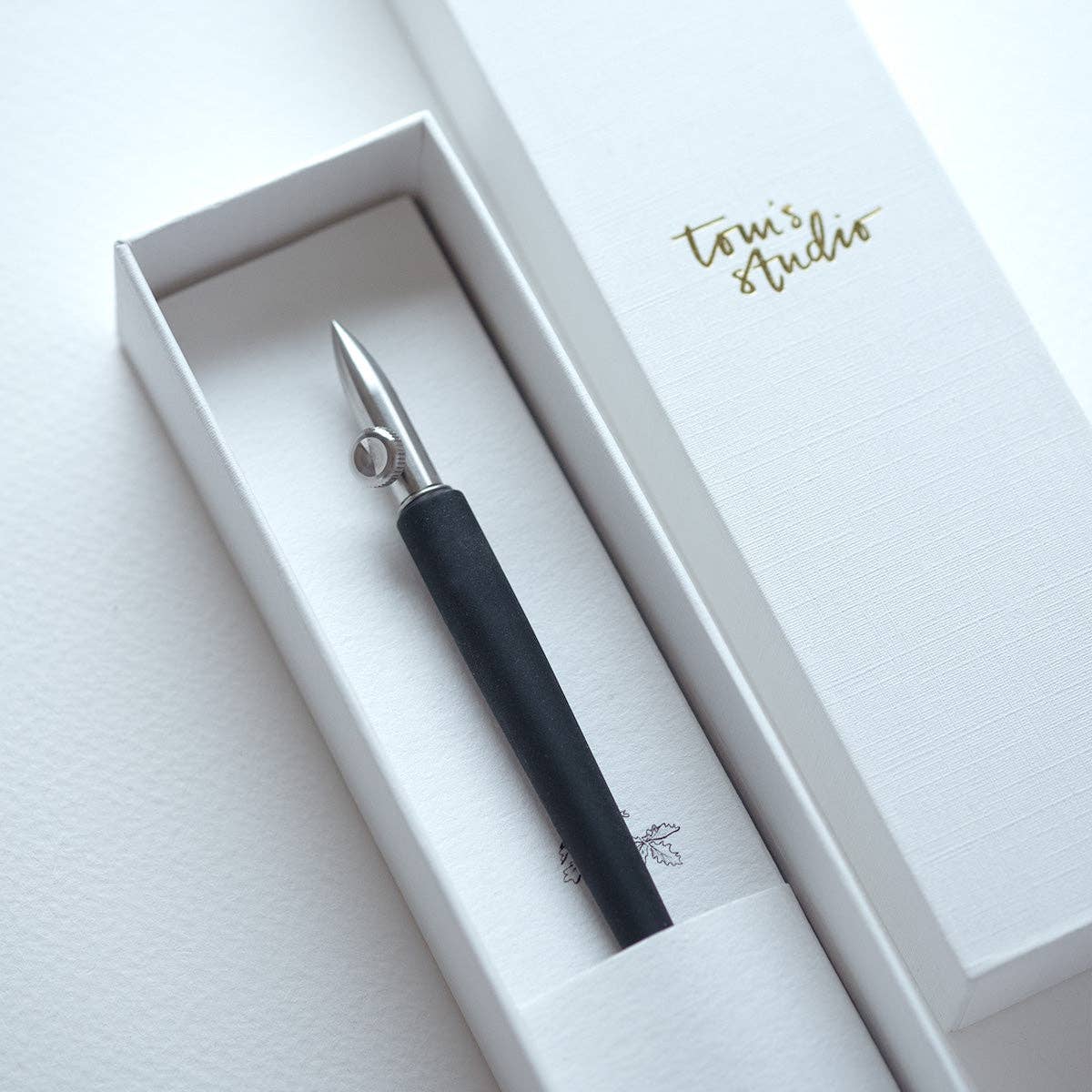 Dip pen with silver nib and black grip in a white gift box