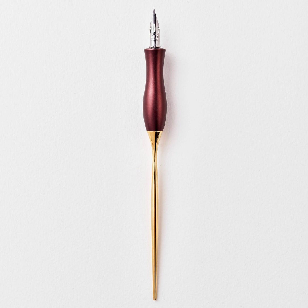 Calligraphy pen with oblique nib, burgundy handle and gold barrel