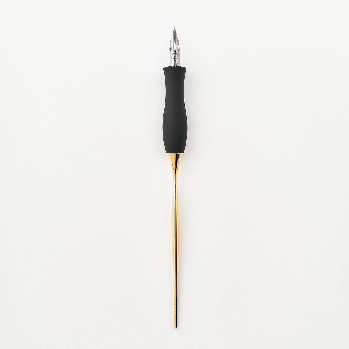 Calligraphy pen with oblique nib, black handle and gold barrel