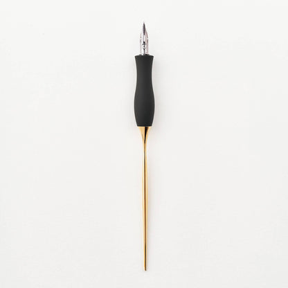Calligraphy pen with oblique nib, black handle and gold barrel